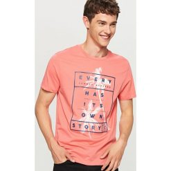T-shirt z nadrukiem - Pomarańczo. Różowe t-shirty męskie Reserved, z nadrukiem. W wyprzedaży za 24.99 zł.
