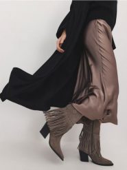 Zamszowe botki z frędzlami - beżowy. Brązowe botki damskie Reserved, z zamszu, bez obcasa, bez zapięcia. W wyprzedaży za 299.99 zł.