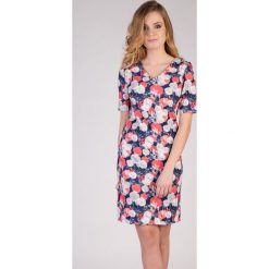Kolorowa sukienka w kwiaty QUIOSQUE. Szare sukienki damskie QUIOSQUE, w kolorowe wzory, biznesowe, z krótkim rękawem. W wyprzedaży za 79.99 zł.