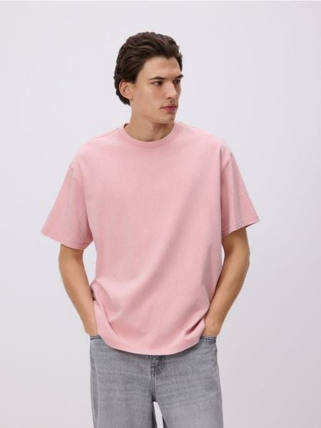 Bawełniany t-shirt boxy - pastelowy róż. Czerwone t-shirty męskie Reserved, l, bez wzorów, z bawełny, bez kołnierzyka. W wyprzedaży za 59.99 zł.