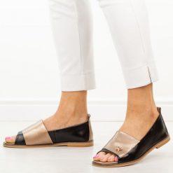 Czarne skórzane płaskie sandały damskie Potocki 19397. Czarne sandały damskie POTOCKI, z aplikacjami, z jeansu, bez obcasa, na płaskiej podeszwie, bez zapięcia. W wyprzedaży za 201.52 zł.