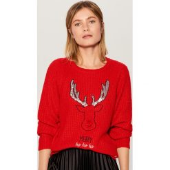 Świąteczny sweter z pozytywką - Czerwony. Czerwone swetry damskie Mohito. Za 99.99 zł.
