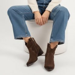 Botki damskie Karino, kowbojki na obcasie zapinane na suwak, mokka, 4794-015-F. Brązowe kozaki damskie Karino, z weluru, bez obcasa, na obcasie. Za 475.99 zł.