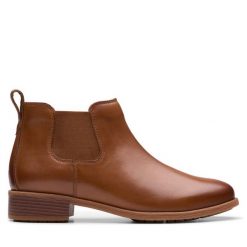 Sztyblety Clarks. Brązowe botki damskie Clarks, bez obcasa, na płaskiej podeszwie, bez zapięcia. Za 429.99 zł.