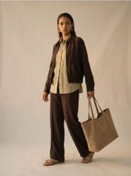 Spodnie wide leg z domieszką wiskozy - brązowy. Brązowe spodnie materiałowe damskie Sinsay, l, bez wzorów, z wiskozy. Za 59.99 zł.