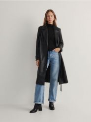 Płaszcz z imitacji skóry - czarny. Czarne płaszcze damskie Reserved, l, bez wzorów, ze skóry, bez kaptura. W wyprzedaży za 119.99 zł.