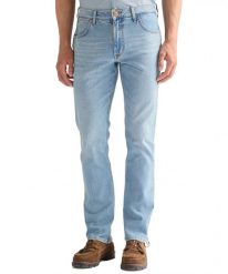 MĘSKIE SPODNIE WRANGLER GREENSBORO AIRY BLUE 112378458. Niebieskie spodnie materiałowe męskie Wrangler, l, bez wzorów, z jeansu. Za 229.99 zł.