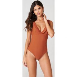 J&K Swim X NA-KD Jednoczęściowy kostium kąpielowy - Brown,Copper. Kostiumy jednoczęściowe damskie marki J&K Swim X NA-KD. W wyprzedaży za 53.58 zł.