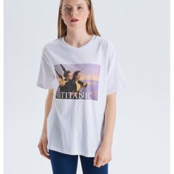 Koszulka z nadrukiem Titanic - Biały. T-shirty damskie marki Cropp. Za 49.99 zł.