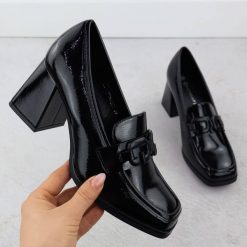 Lakierowane półbuty damskie na słupku czarne Potocki SZ12553. Czarne półbuty damskie POTOCKI, bez wzorów, z lakierowanej skóry, eleganckie, bez obcasa, na słupku, bez zapięcia. Za 209.99 zł.