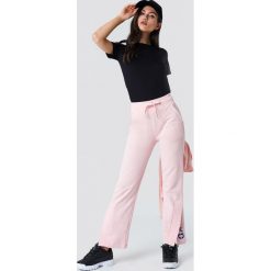 NA-KD Spodnie sportowe z haftem - Pink. Różowe spodnie sportowe damskie NA-KD, z haftami. W wyprzedaży za 85.17 zł.