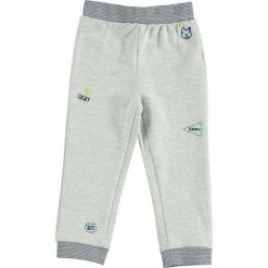 Spodnie dresowe w kolorze szarym. Spodnie sportowe dla chłopców Tom Tailor Kids, z dresówki. W wyprzedaży za 35.95 zł.