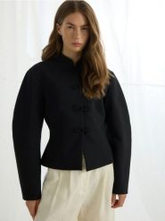 Marynarka z ozdobnymi guzikami - czarny. Czarne żakiety damskie Reserved, l, bez wzorów, z tkaniny. Za 299.99 zł.