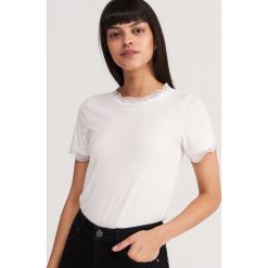Bluzka z koronkowym brzegiem - Kremowy. Bluzki damskie marki Reserved. Za 49.99 zł.