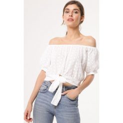 Biały Top On The 6. Białe bluzki damskie Born2be, bez wzorów, bez ramiączek. Za 79.99 zł.