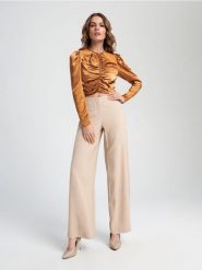 Bluzka z marszczeniami - brązowy. Brązowe bluzki damskie Sinsay, l, bez wzorów, z satyny, eleganckie, bez kołnierzyka, bez ramiączek. W wyprzedaży za 22.99 zł.