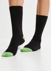 Skarpety (5 par) z bawełny organicznej. Czarne skarpety damskie bonprix, bez wzorów, z bawełny. Za 52.99 zł.