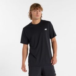 Koszulka męska New Balance MT51801BK – czarna. Czarne koszulki sportowe męskie New Balance, l, bez wzorów, z materiału, bez kołnierzyka, bez ramiączek, do biegania. Za 129.99 zł.