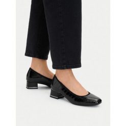 Czółenka Go Soft. Czarne czółenka damskie GO SOFT, bez wzorów, bez obcasa, bez zapięcia. Za 179.99 zł.