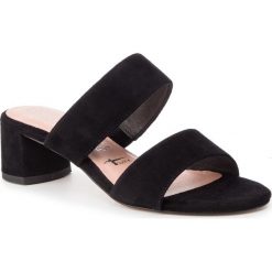 Klapki TAMARIS - 1-27264-32 Black 001. Czarne klapki damskie Tamaris, bez wzorów, ze skóry, bez obcasa, na obcasie, bez zapięcia. W wyprzedaży za 169.00 zł.