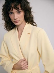 Marynarka z wiązaniem - jasnożółty. Żółte żakiety damskie Reserved, l, bez wzorów, z tkaniny. Za 199.99 zł.