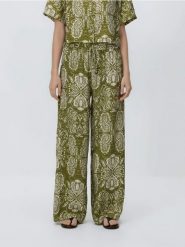 Wzorzyste spodnie - oliwkowy. Zielone spodnie materiałowe damskie Reserved, l, bez wzorów, z tkaniny. Za 119.99 zł.