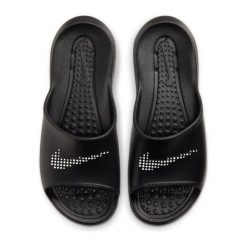 Klapki basenowe damskie Nike Victori One Slide. Czarne klapki damskie Nike, bez wzorów, z materiału, bez obcasa. Za 259.00 zł.