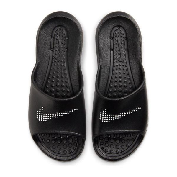 Klapki basenowe damskie Nike Victori One Slide. Czarne klapki damskie Nike, bez wzorów, z gumy, bez obcasa. Za 258.00 zł.