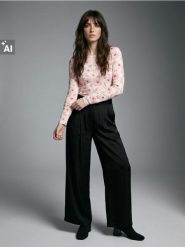 Koszulka z długim rękawem w kwiaty - wielobarwny. T-shirty damskie Sinsay, l, bez wzorów, bez kołnierzyka. Za 29.99 zł.