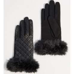 Pikowane rękawiczki z futrem syntetycznym - Czarny. Rękawiczki damskie marki Mohito. W wyprzedaży za 39.99 zł.