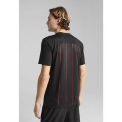 Męska koszulka przedmeczowa AC Milan PUMA Black For All Time Red. Czarne koszulki sportowe męskie Puma, l, bez wzorów, bez kołnierzyka, bez ramiączek, do piłki nożnej. W wyprzedaży za 189.00 zł.