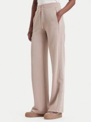 Guess Spodnie dresowe V6BB20 K6366 Beżowy ciemny Regular Fit. Brązowe spodnie dresowe damskie Guess, s, z aplikacjami, z dresówki. Za 434.99 zł.