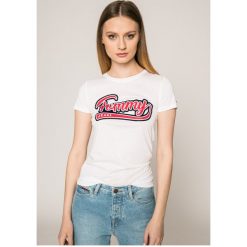 Tommy Jeans - Top. Topy damskie marki Tommy Jeans. W wyprzedaży za 139.90 zł.