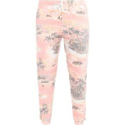 Scotch & Soda SOUVENIR ALLOVER PRINTED PANT Spodnie treningowe combo. Spodnie sportowe damskie Scotch & Soda, z bawełny. Za 379.00 zł.