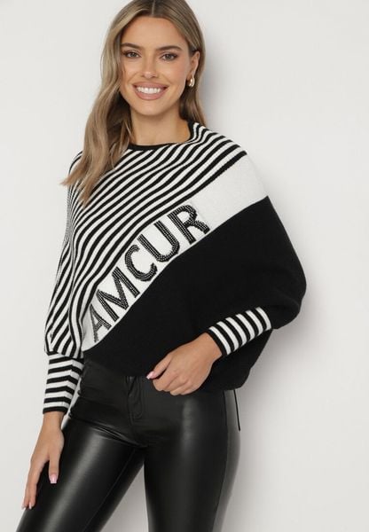 Biało-Czarny Asymetryczny Sweter w Paski z Rękawami Typu Nietoperz Riasira. Białe swetry damskie Born2be, l, bez wzorów, z jeansu, eleganckie, z asymetrycznym kołnierzem, bez ramiączek, bez kaptura. Za 69.99 zł.