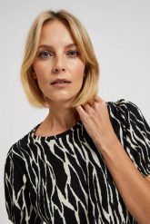 Wzorzysta bluzka z bufiastymi krótkimi rękawami czarna. Czarne bluzki damskie MOODO, bez wzorów, bez kołnierzyka. W wyprzedaży za 34.99 zł.