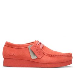 Półbuty Clarks. Pomarańczowe półbuty damskie Clarks, bez wzorów, bez obcasa, na płaskiej podeszwie, bez zapięcia. Za 339.99 zł.