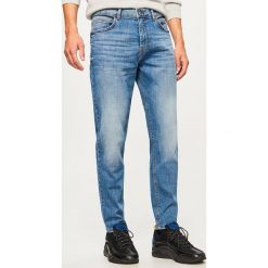 Jeansy carrot - Niebieski. Niebieskie jeansy męskie Reserved. Za 129.99 zł.