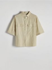 Koszula boxy z kieszeniami - jasnozielony. Zielone koszule męskie Reserved, l, bez wzorów, z tkaniny, bez kołnierzyka, bez ramiączek. W wyprzedaży za 49.99 zł.