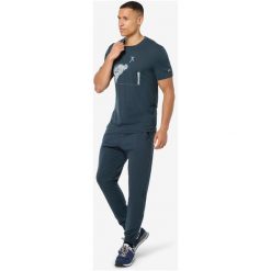 Koszulka SUPER.NATURAL M JUMPING JACK TEE. Niebieskie koszulki sportowe męskie super.natural, l, bez wzorów, z materiału, bez kołnierzyka, bez ramiączek, do biegania. Za 299.99 zł.