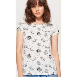 Koszulka z nadrukiem all over - Kremowy. T-shirty damskie marki Cropp. W wyprzedaży za 19.99 zł.