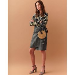 KOSZULA W KWIATY. Koszule damskie TOP SECRET. W wyprzedaży za 49.99 zł.