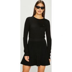 Lacoste - Sweter. Czarne swetry damskie Lacoste, z dzianiny, z okrągłym kołnierzem. Za 549.90 zł.