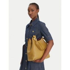 Torebka Coccinelle. Zielone torebki do ręki damskie Coccinelle, bez wzorów, klasyczne, bez dodatków. Za 1,299.00 zł.