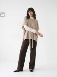 Sweter oversize z wiązaniem, z domieszką wełny - kremowy. Białe swetry damskie Sinsay, bez wzorów, z wełny, bez kołnierzyka, bez ramiączek, bez kaptura. Za 59.99 zł.