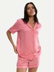 Triumph Koszulka piżamowa Boyfriend 10227193 Różowy Regular Fit. Czerwone koszule nocne damskie Triumph, bez wzorów, z wiskozy. Za 159.99 zł.