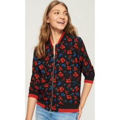Kurtka bomber - Czarny. Kurtki damskie marki Sinsay. W wyprzedaży za 39.99 zł.