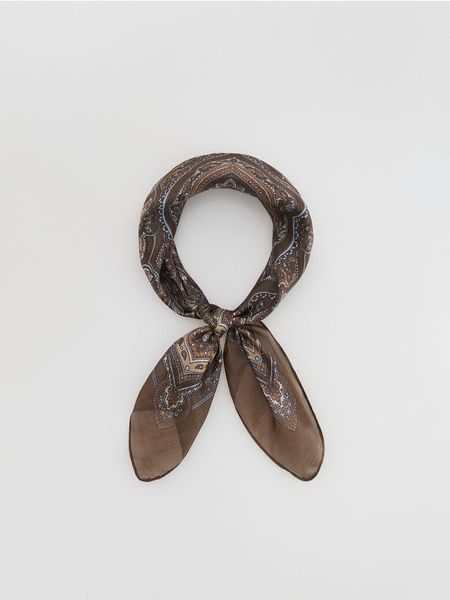 Jedwabna apaszka - ciemnobrązowy. Brązowe szaliki i chusty damskie Reserved, bez wzorów, z jedwabiu. Za 69.99 zł.