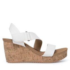 Sandały Clara Barson. Białe sandały damskie Clara Barson, bez wzorów, bez obcasa, na koturnie, bez zapięcia. Za 71.99 zł.