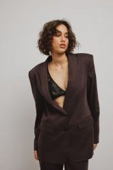 Klasyczna marynarka w kolorze DARK BROWN - MOSELLE-M. Brązowe żakiety damskie Marsala, m, bez wzorów, z jeansu, eleganckie. Za 699.90 zł.